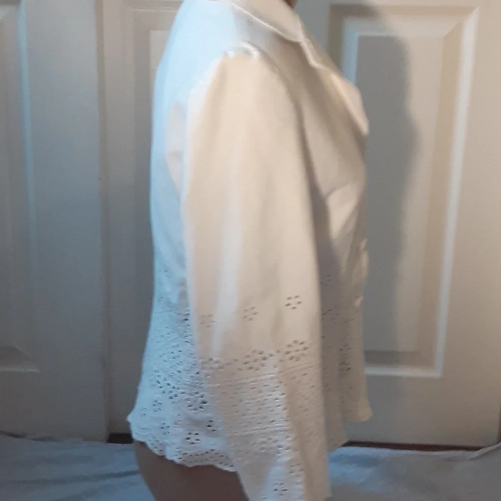 Ann Taylor White Eyelet Floral Cutout Blazer Jacket | Size 6 | Spring Chic - Picture 5 of 12